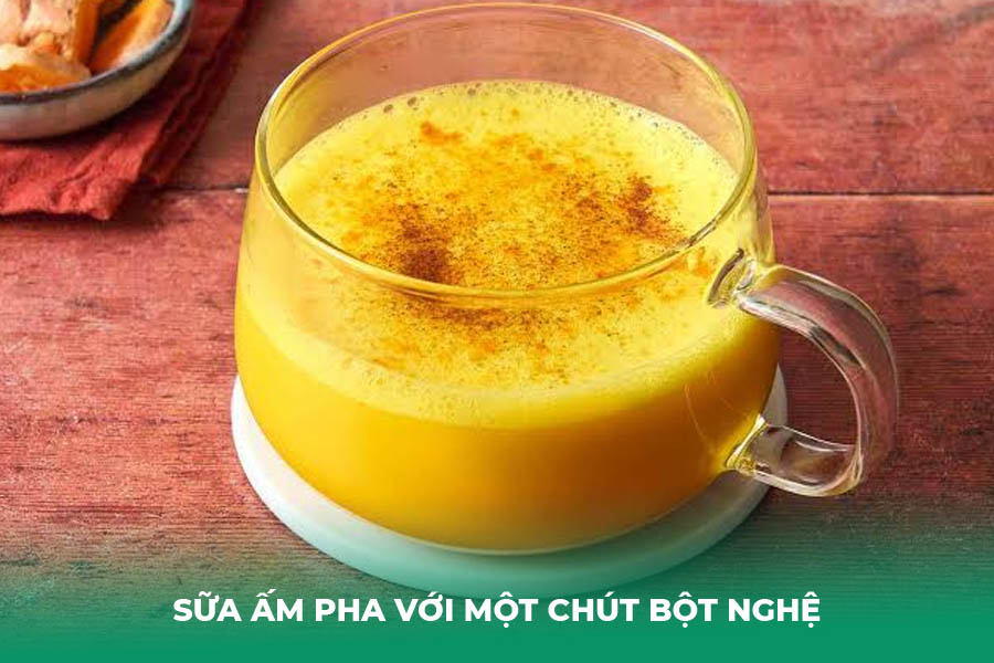 Sữa ấm pha với một chút bột nghệ