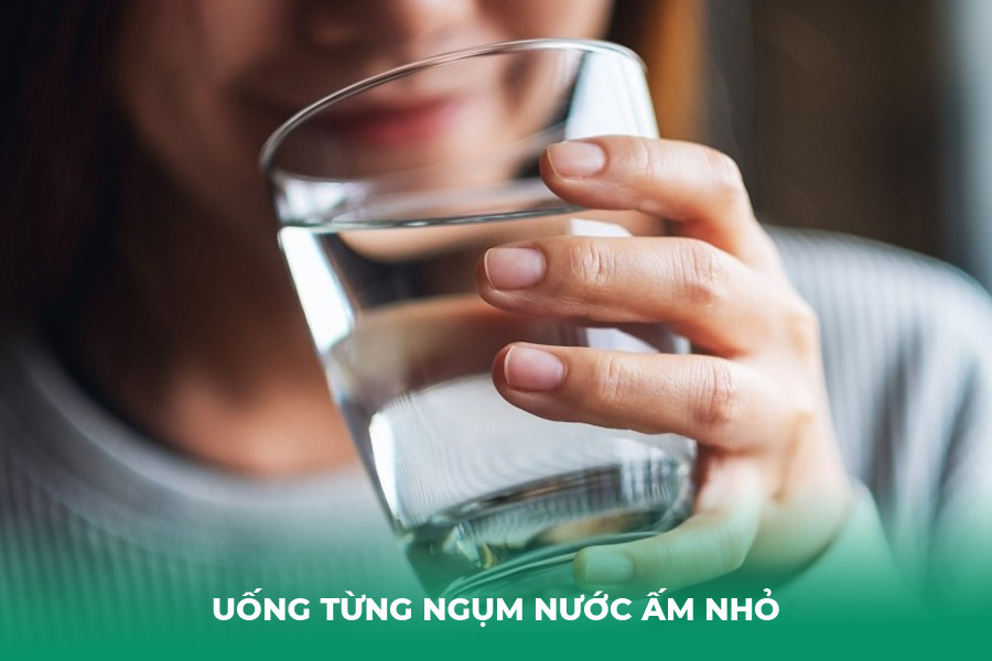 Uống Từng Ngụm Nước Ấm Nhỏ