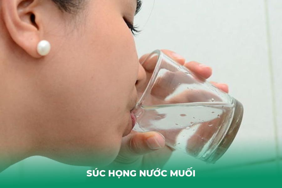 Súc họng nước muối